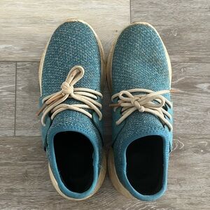 Vessi running shoes size 7